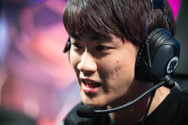 开云-JackeyLove意外战胜MAD，险胜引爆全场！观众掌声雷动-开云