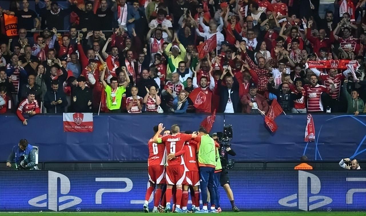 开云中国-巴萨主场大捷,球员赛后激动庆祝胜利,不过不过个人.-开云中国