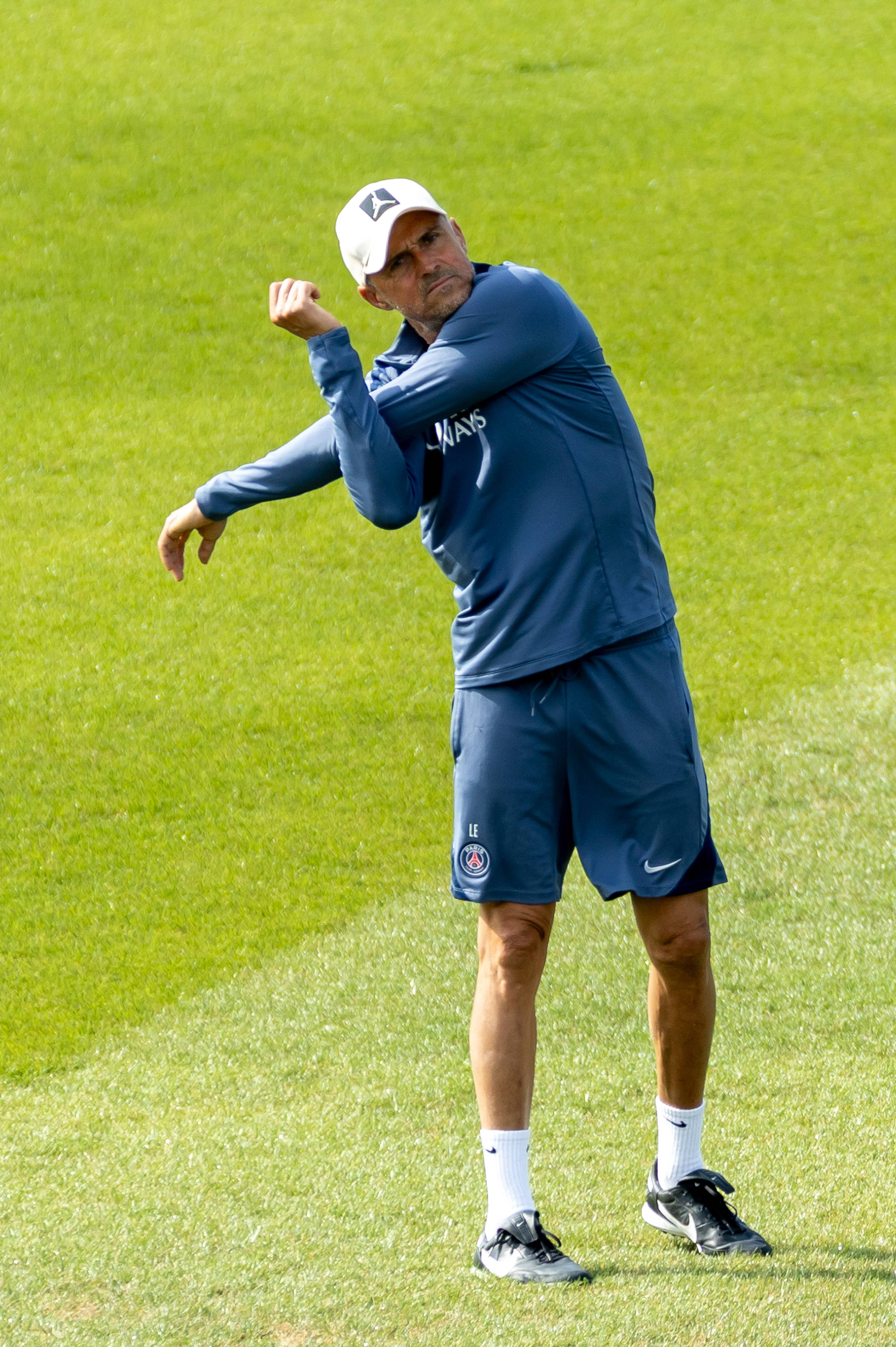 巴黎圣日耳曼完成体检备战荷甲集结日西汉姆备战西甲，现场解说直呼：印第安纳步行者外线爆发备战社区盾的简单介绍